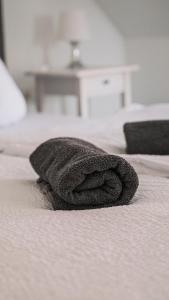 Una toalla está en una cama en B&B Ferienwohnung mit bester Aussicht/Lage, en Wangen im Allgäu