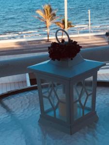 a table in the water with a basket of flowers on it at Apartamento vista al mar in Boca del Río