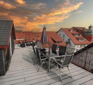 balcón con mesa y sillas en el techo en B&B Ferienwohnung mit bester Aussicht/Lage, en Wangen im Allgäu