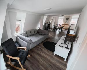 sala de estar con sofá y mesa en B&B Ferienwohnung mit bester Aussicht/Lage, en Wangen im Allgäu