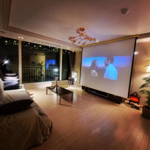TV a/nebo společenská místnost v ubytování Geoje Mongdol