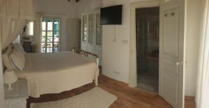 1 dormitorio con 1 cama y ducha a ras de suelo en Dervise Mehmet Guest House en Lefke-Karadağ