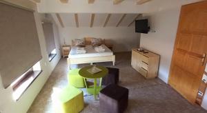 Cette petite chambre comprend un lit, une table et des chaises. dans l'établissement Casa Oaspeti Transfagarasan, à Cârţişoara