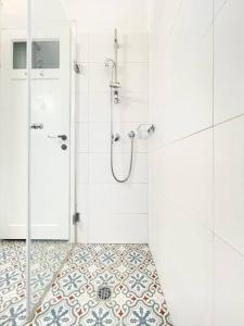 uma casa de banho com chuveiro e piso em azulejo em lovely apartment in Ra'anana em Ra‘ananna