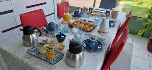 een tafel met een witte tafeldoek met voedsel erop bij Les Cormiers in Cangey