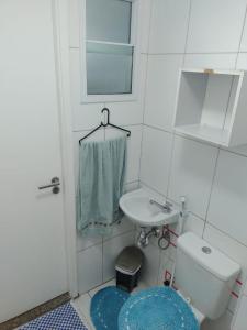 La petite salle de bains est pourvue de toilettes et d'un lavabo. dans l'établissement Quartos - Cíntia, à Fortaleza
