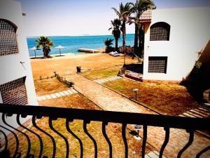 - un balcon offrant une vue sur l'océan dans l'établissement قرية منيه فايد بكسفريت, 