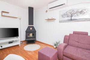 Televízia a/alebo spoločenská miestnosť v ubytovaní Apartman Lara + 36 fotografií
