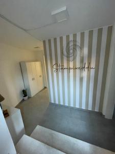 een kamer met een trap met een gestreepte muur bij Stampixeddu in Cagliari