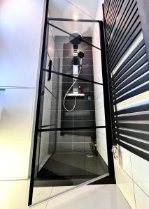 eine Dusche in einem Zimmer mit Glastür in der Unterkunft SuiteAngel - Luxury Design Condo with free garage in Budapest
