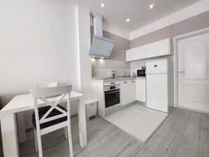 Kuchyňa alebo kuchynka v ubytovaní Apartments Talija Podgora