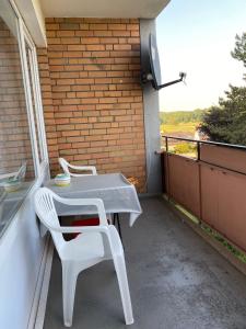 een witte tafel en stoelen op een balkon bij Luxury apartment with nice interior look for Guest in Krefeld