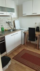 een keuken met een wastafel en een tafel met stoelen bij Luxury apartment with nice interior look for Guest in Krefeld