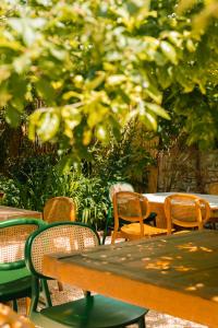 - un ensemble de tables et de chaises dans un jardin dans l'établissement Karargah Urla, à Urla
