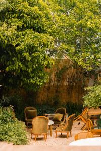 un groupe de chaises et de tables dans un jardin dans l'établissement Karargah Urla, à Urla
