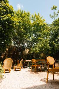 un groupe de chaises et de tables dans un parc dans l'établissement Karargah Urla, à Urla