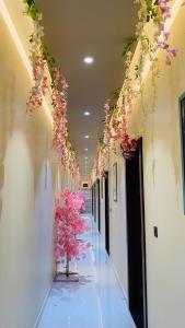 un pasillo con flores colgando del techo en Hotel Rameshwaram, Mathura, en Mathura