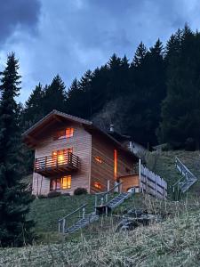 ein Haus auf einem Hügel mit eingeschaltetem Licht in der Unterkunft Chalet , Thyon Les Collons, 4 Vallées in Les Collons