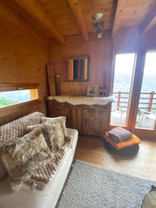 ein Wohnzimmer mit einem Sofa und einem großen Fenster in der Unterkunft Chalet , Thyon Les Collons, 4 Vallées in Les Collons