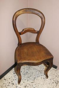 a wooden chair sitting next to a wall at Les AGRIATES in Besançon