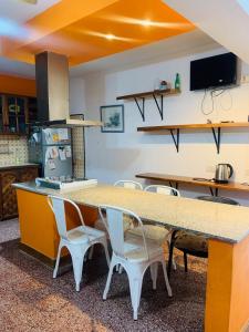 een keuken met een grote tafel en stoelen bij Casa cerca del microcentro y costanera in Posadas