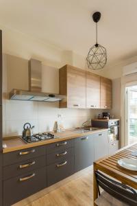 een keuken met roestvrijstalen apparatuur en een tafel bij H49 in Bari +32 foto's