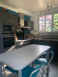 Kuchyň nebo kuchyňský kout v ubytování Chambre cosy à Houilles
