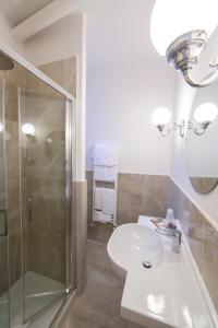 Koupelna v ubytování Hotel Fortuna + 37 fotografií