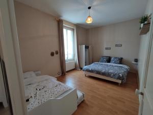 Un dormitorio con dos camas y una ventana en Maison de campagne proche Beauval, en Selles-sur-Cher