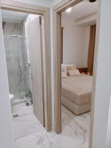 - une chambre blanche avec un lit et une salle de bains dans l'établissement LUXE Boutique With Balcony, à Thessalonique