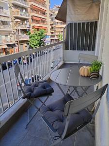 d'une terrasse avec une table et des chaises sur un balcon. dans l'établissement LUXE Boutique With Balcony, à Thessalonique