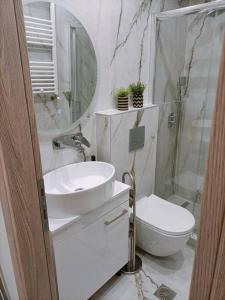 La salle de bains blanche est pourvue d'un lavabo et de toilettes. dans l'établissement LUXE Boutique With Balcony, à Thessalonique