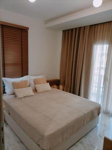 - une chambre avec un grand lit et une fenêtre dans l'établissement LUXE Boutique With Balcony, à Thessalonique