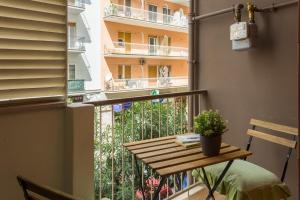 een balkon met een tafel en uitzicht op een gebouw bij H49 in Bari