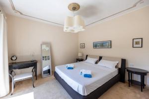 Säng eller sängar i ett rum på Stunning Estate on Como lake, Free parking & Wi-fi