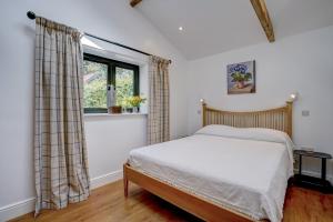Tempat tidur dalam kamar di Contemporary Barn Waveney Valley