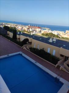 ein Schwimmbad auf dem Dach eines Gebäudes in der Unterkunft Apartamento reformado con piscina y vistas in Garrucha
