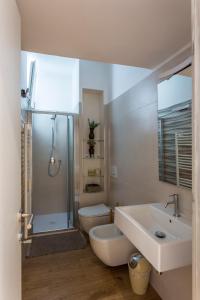 een badkamer met douche, wastafel en toilet bij H49 in Bari