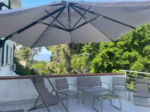 een grote witte parasol op een patio bij La Casa di Dada in Terrasini