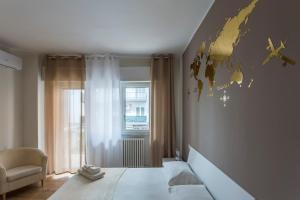 een slaapkamer met een bed met een wereldkaart aan de muur bij H49 in Bari