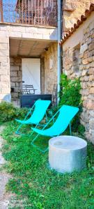 Petreto-BicchisanoにあるCasa Di Minnanaの緑の椅子2脚