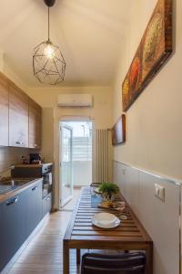 een keuken met een houten tafel in een kamer bij H49 in Bari