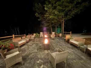 基靈頓的住宿－Rent An Inn! Takeover the Birch Ridge with your group, Mountain Lodge- 11 Rooms, Bar, Fireplace, 28ppl home，一群晚上的长椅和桌子