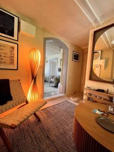 ein Wohnzimmer mit einem Sofa und einem Spiegel in der Unterkunft Gränna Grandeur Stay in Style in Gränna