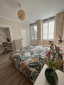 Postel nebo postele na pokoji v ubytování La Cour du Prince - F2 Centre-ville avec cour