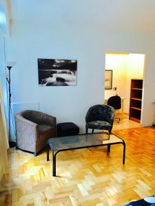 sala de estar con mesa de centro y silla en Stylish Montreal Apartment: Comfortable Stay in the Golden Square Mile, en Montreal