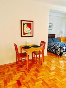Habitación con mesa, sillas y cama en Stylish Montreal Apartment: Comfortable Stay in the Golden Square Mile, en Montreal