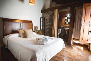 a bedroom with a bed with towels on it at Camino de Hierro in Bermellar