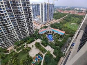uma vista aérea de um parque no meio de dois edifícios em 1-3pax Studio Wi-Fi 15 min to Jb town Ciq / Skudai em Johor Bahru