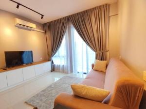uma sala de estar com um sofá e uma televisão em 1-3pax Studio Wi-Fi 15 min to Jb town Ciq / Skudai em Johor Bahru